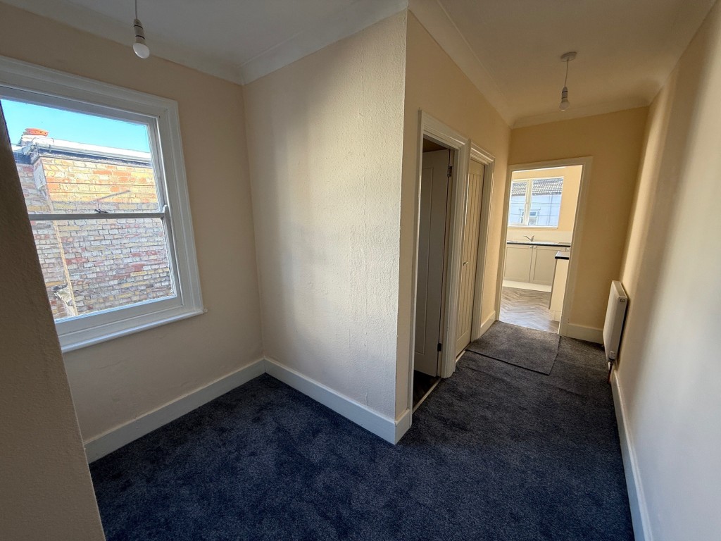 Lot: 63 - COMMERCIAL INVESTMENT WITH VACANT FLAT ABOVE - Hallway with window to side and boiler cupboard